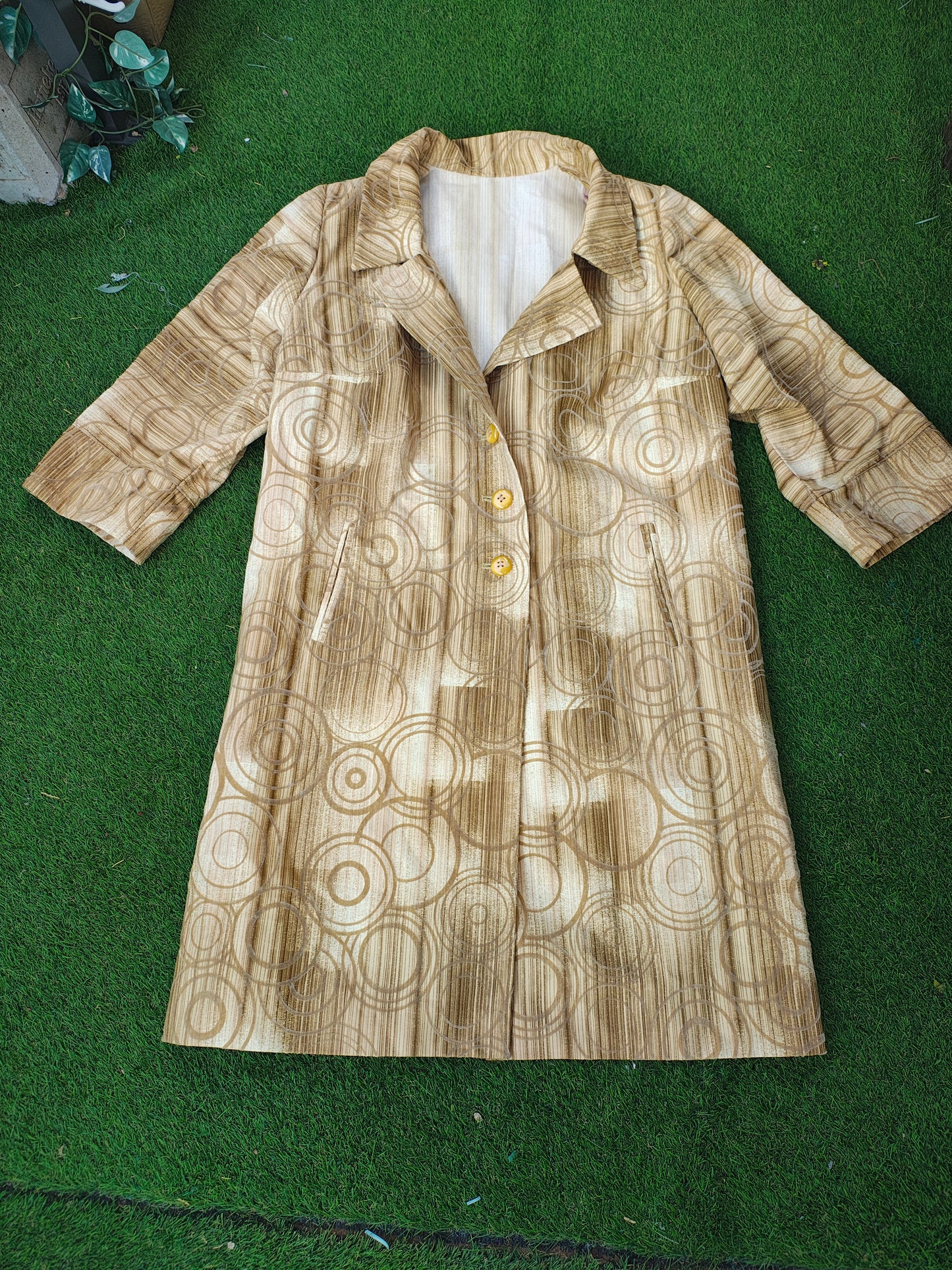 USADO – Abrigo estampado geométrico en tonos beige y marrón vintage (Talla no indicada, estimada M/L)