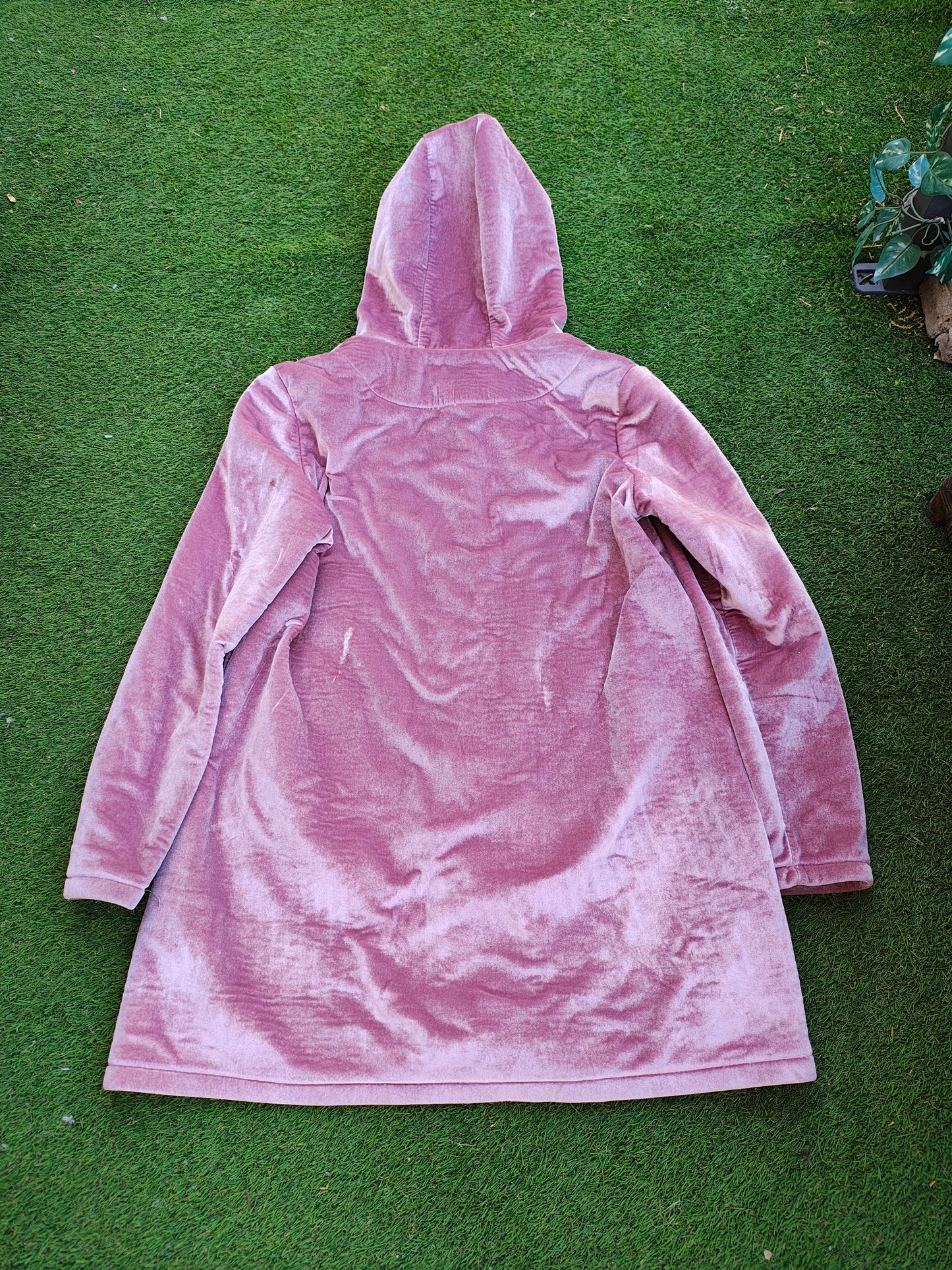 USADO – Abrigo rosa de terciopelo con capucha (Talla aproximada M)