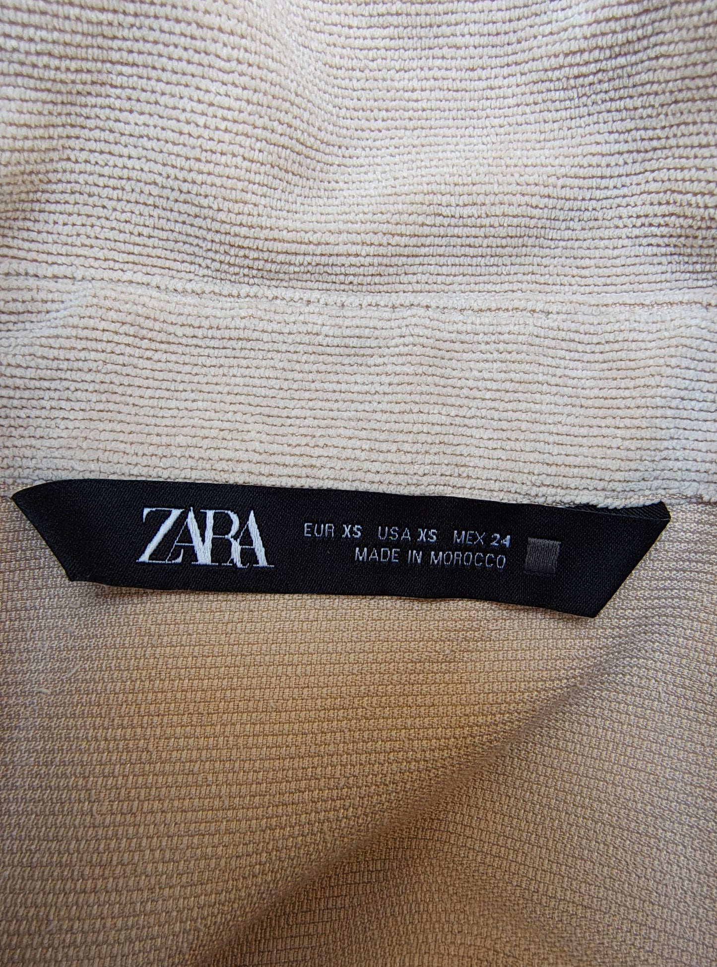 USADO – Camisa beige de pana con bolsillos frontales Zara (Talla XS)