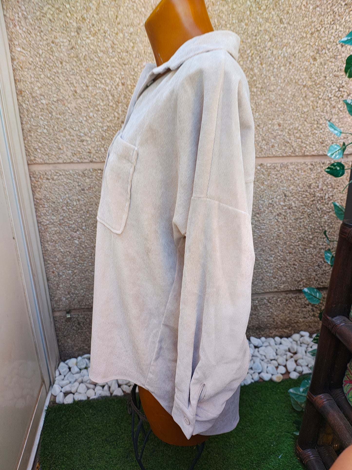 USADO – Camisa beige de pana con bolsillos frontales Zara (Talla XS)