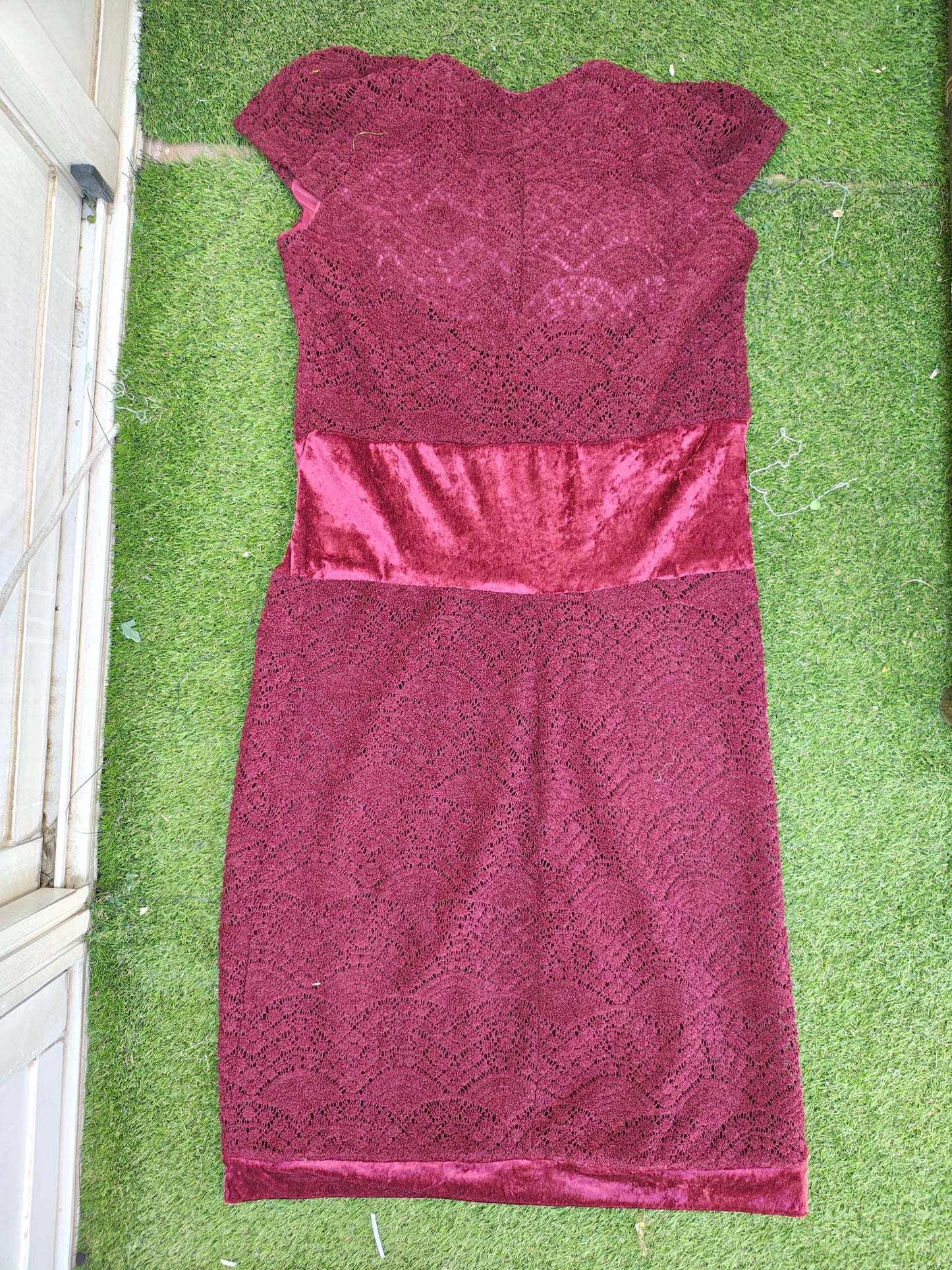 USADO – Vestido burdeos de encaje y terciopelo con corte recto (Talla L)