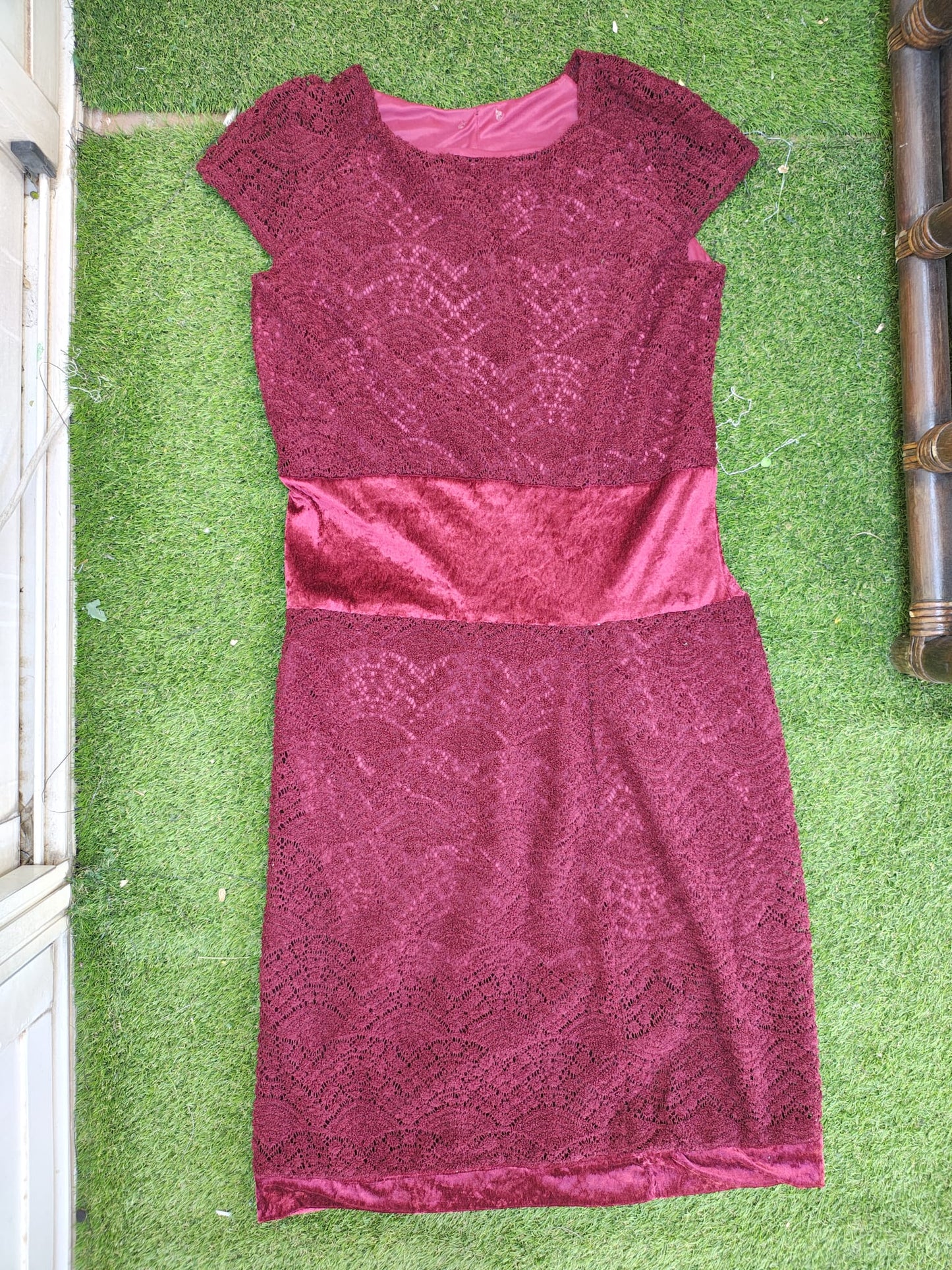 USADO – Vestido burdeos de encaje y terciopelo con corte recto (Talla L)