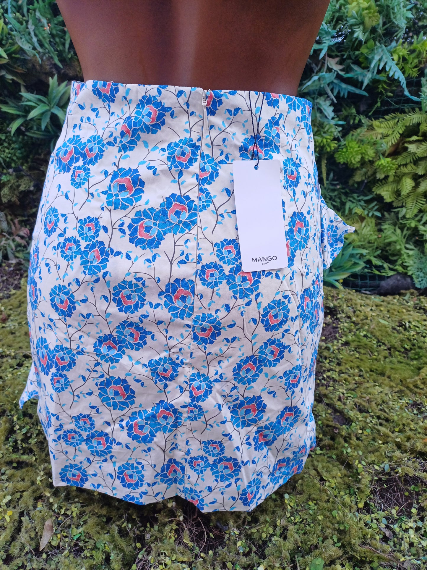 NUEVO – Falda floral blanca con estampado azul y rojo MANGO Suit (Talla EUR 34)