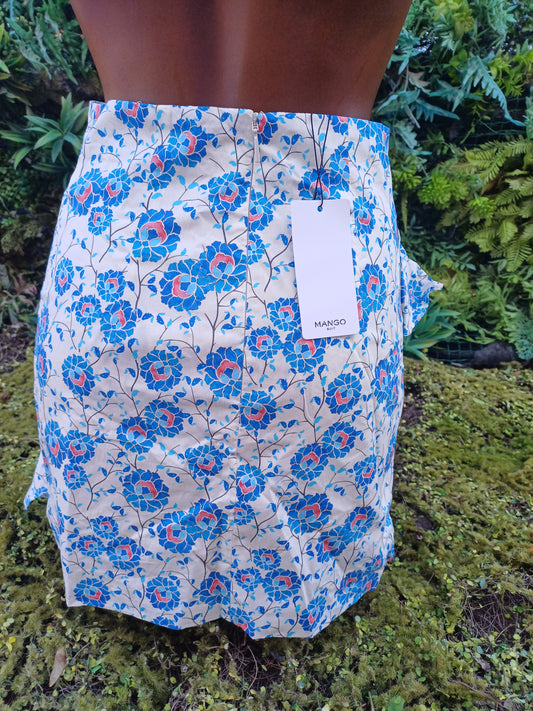 NUEVO – Falda floral blanca con estampado azul y rojo MANGO Suit (Talla EUR 34)