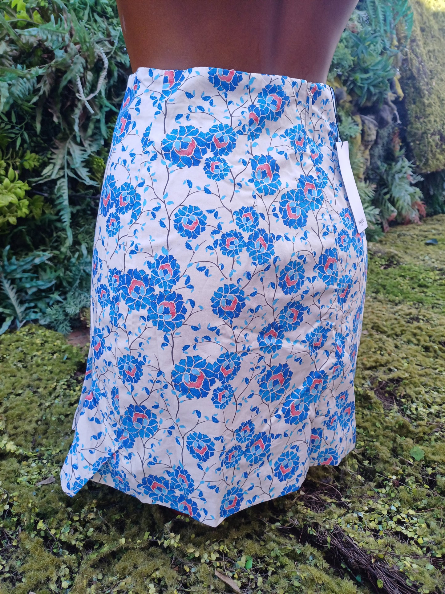 NUEVO – Falda floral blanca con estampado azul y rojo MANGO Suit (Talla EUR 34)