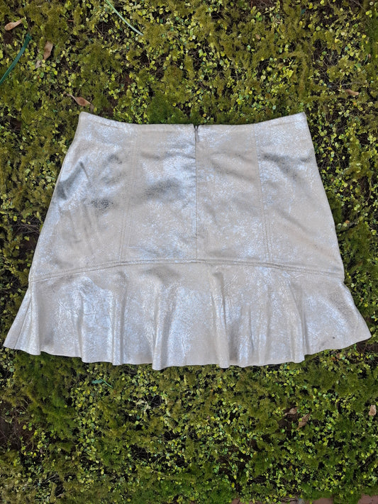 USADO – Falda corta plateada con volante Mango Casual (Talla 36)