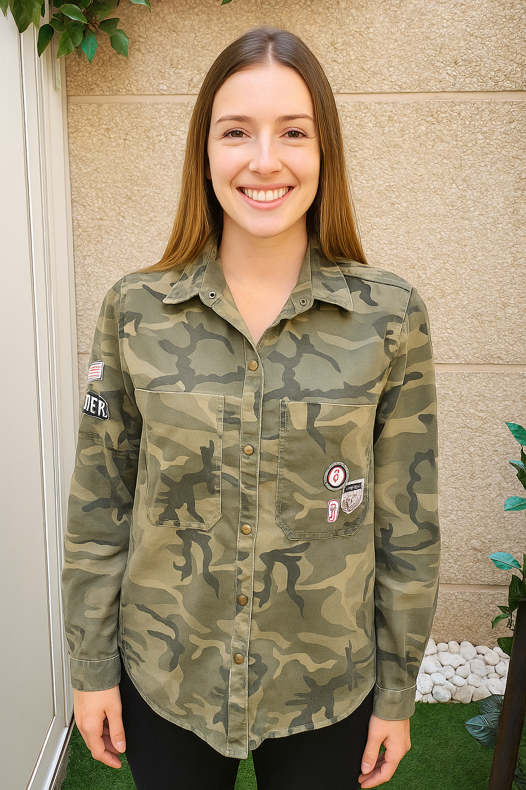 USADO – Camisa militar verde con parches Bershka-bsk Premium Garment (Talla S)