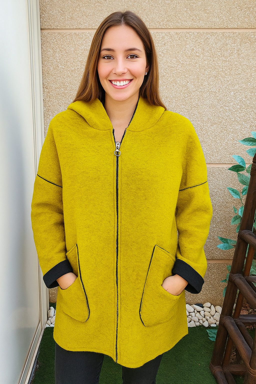 USADO – Abrigo amarillo con capucha NEW COLLECTION (Talla sin indicar, aprox. M/L)