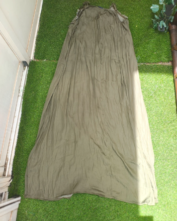 USADO – Vestido largo verde oliva con encaje floral Mayalum (Talla única estimada M)