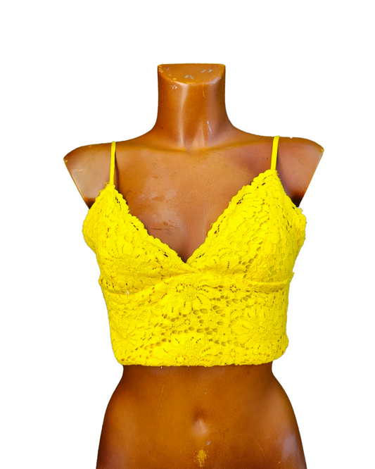 "Top amarillo corto de encaje floral de Zara Trafaluc, segunda mano en excelente estado, talla S."