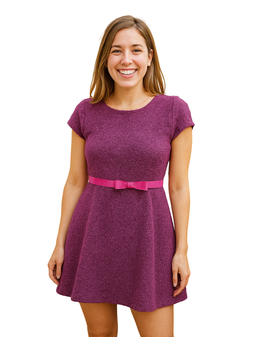 NUEVO – Vestido corto violeta con cinturón rosa by Amarillolimon (Talla L)