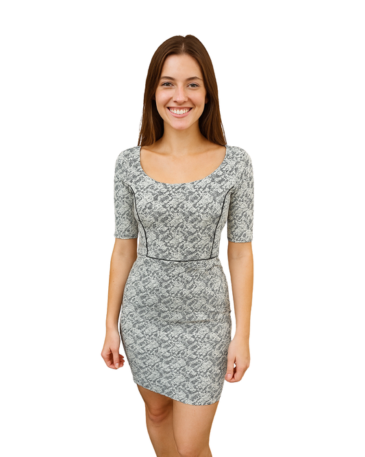 USADO – Vestido ajustado manga corta con estampado encaje floral Bsk. Bershka (Talla XS)