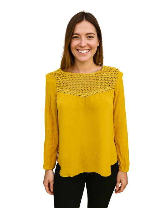USADO – Blusa amarilla con encaje en escote Bershka (Talla S)