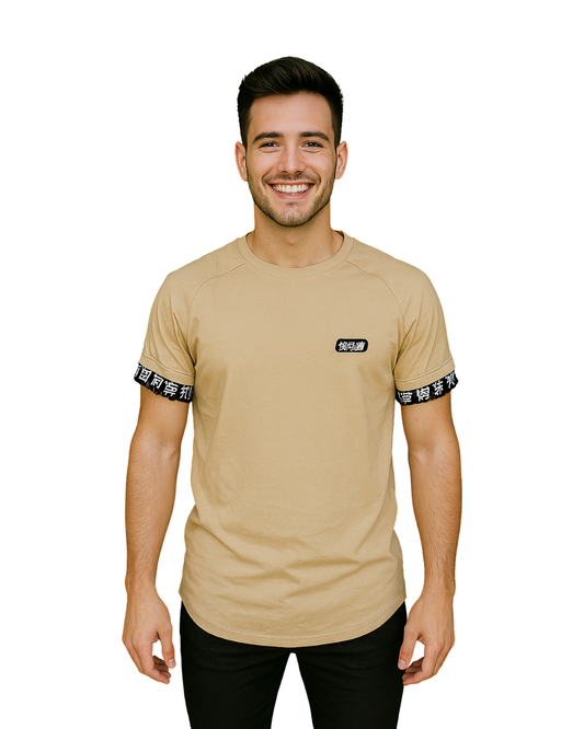 USADO – Camiseta beige con detalles de letras orientales en mangas Bershka Slim Fit (Talla S)