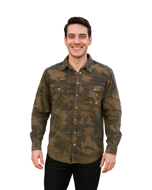 USADO – Sobrecamisa camuflaje con parches decorativos Stradivarius (Talla S)