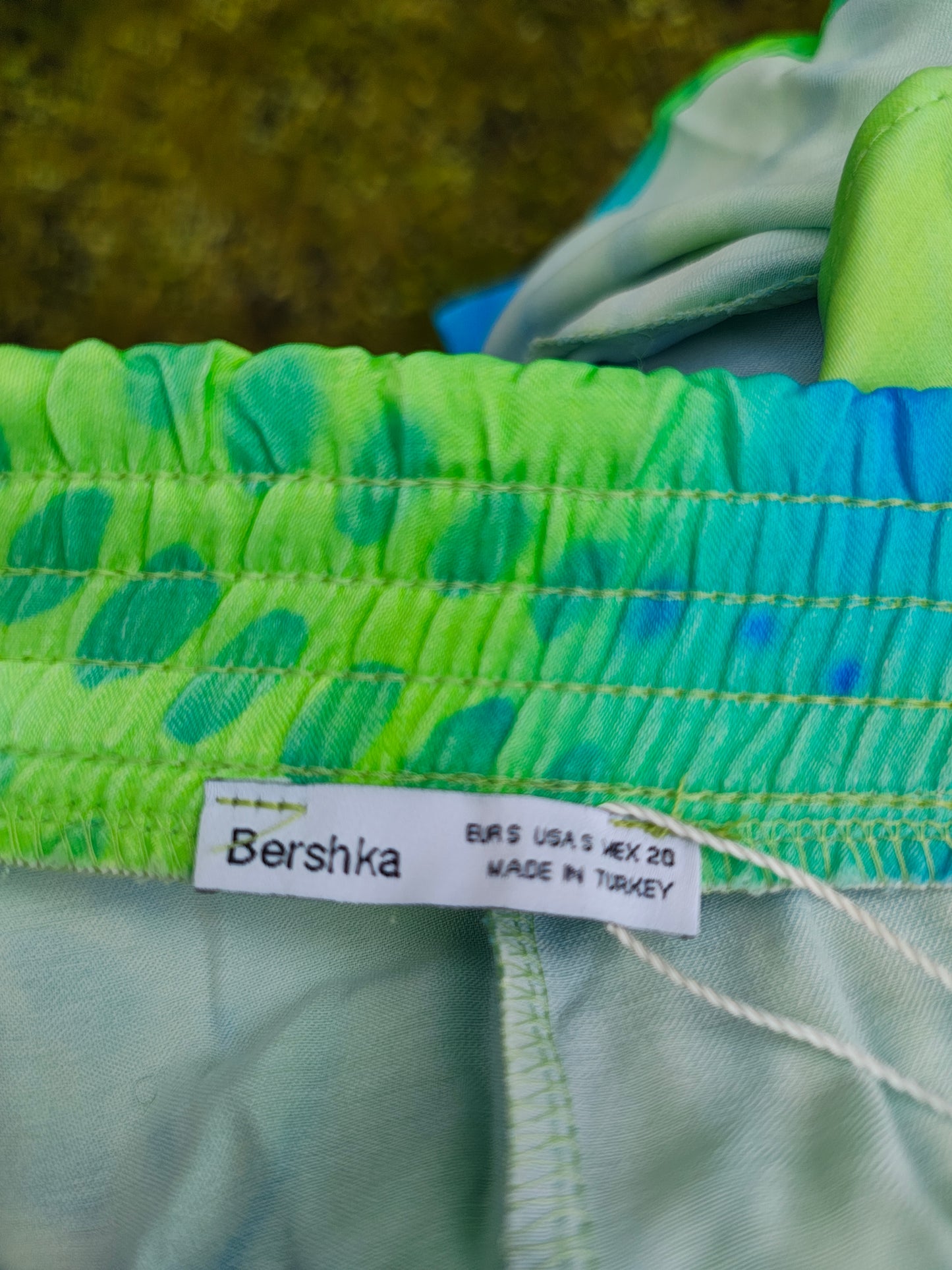 NUEVO – Shorts tie-dye azul y verde Bershka (Talla EUR S / USA S / MEX 26)