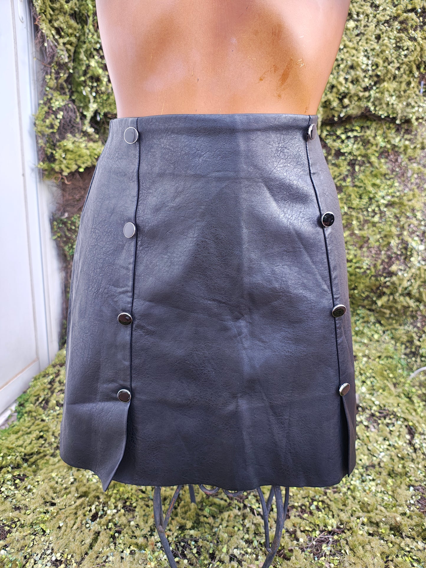 USADO- Falda negra efecto piel con botones metálicos laterales (Talla S)