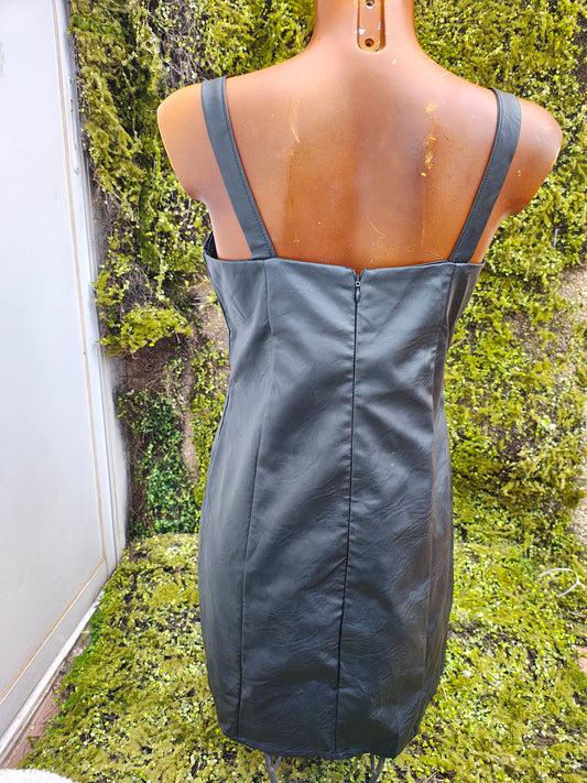 USADO-Vestido sensen tipo cuero negro con tirantes y escote recto (Talla M)