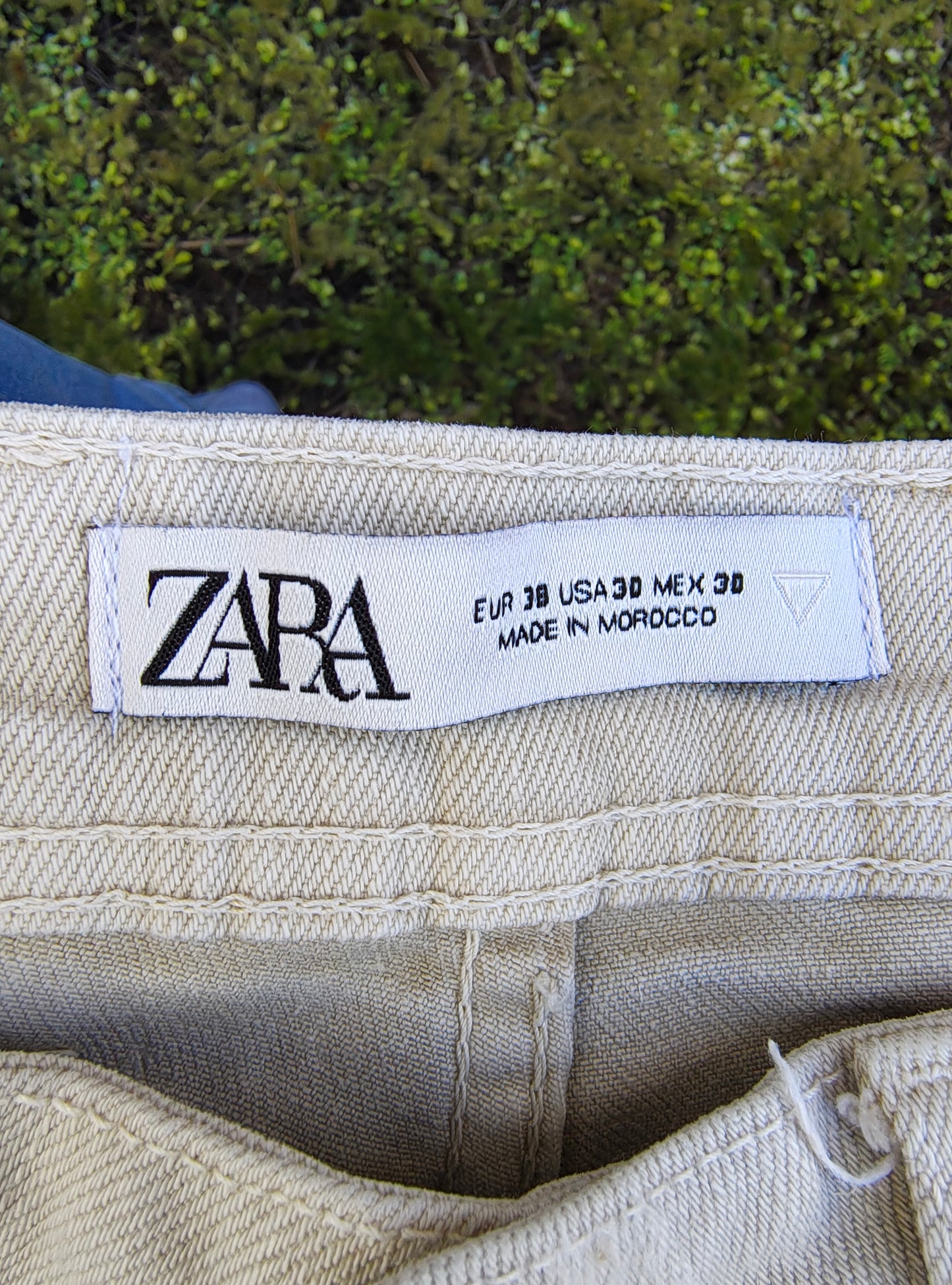USADO -bermuda vaquero beige Zara con vuelta en el bajo (Talla 38)