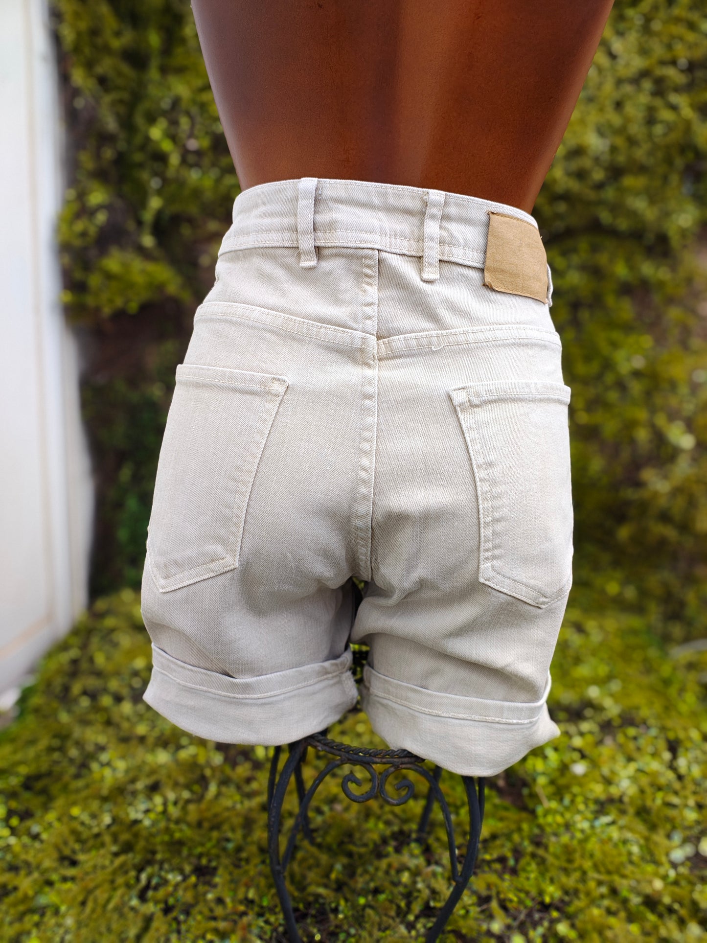USADO -bermuda vaquero beige Zara con vuelta en el bajo (Talla 38)