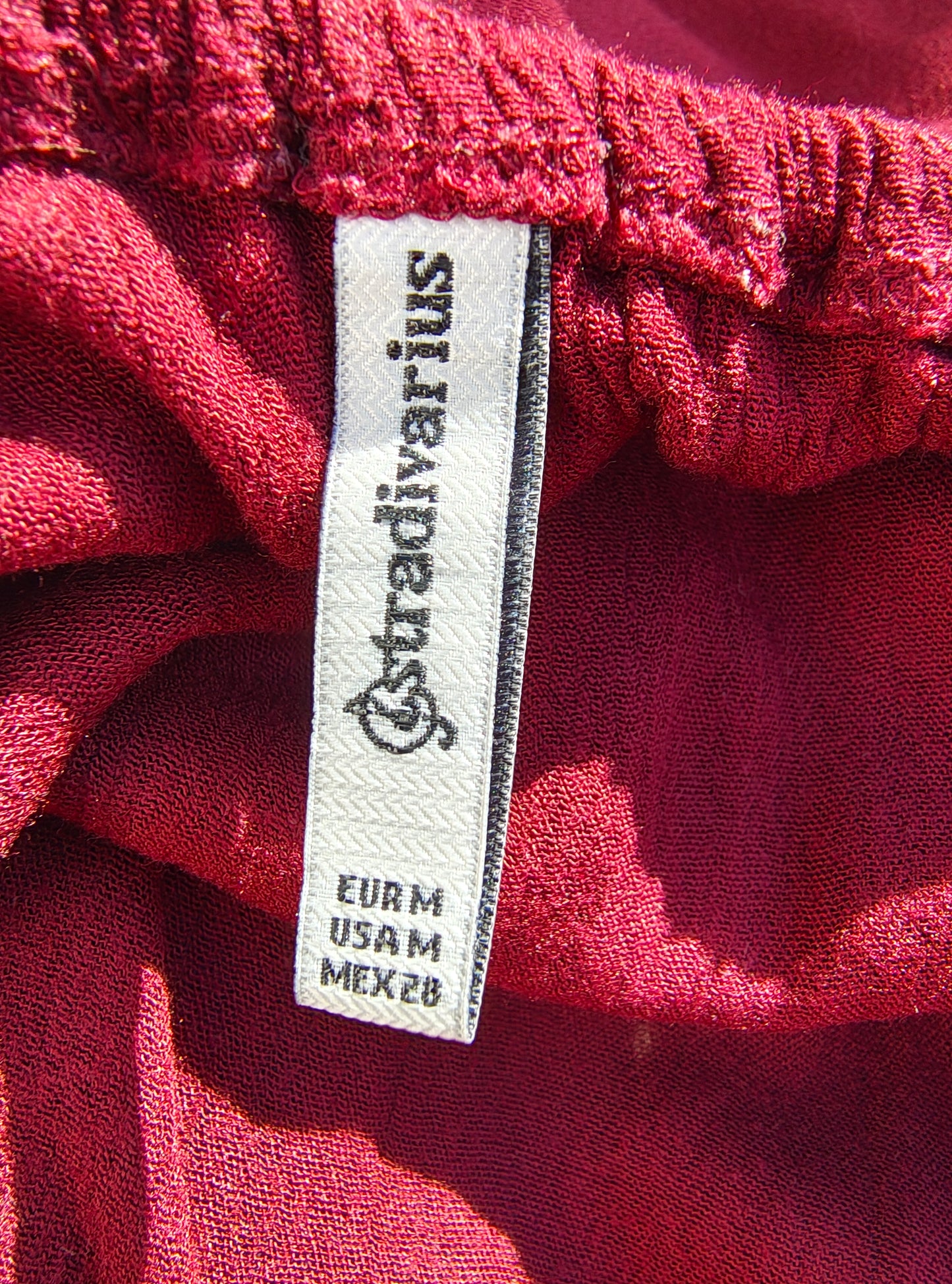 USADO-Blusa burdeos con hombros descubiertos Stradivarius (Talla M)