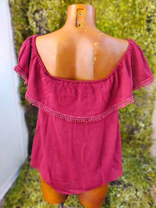 USADO-Blusa burdeos con hombros descubiertos Stradivarius (Talla M)