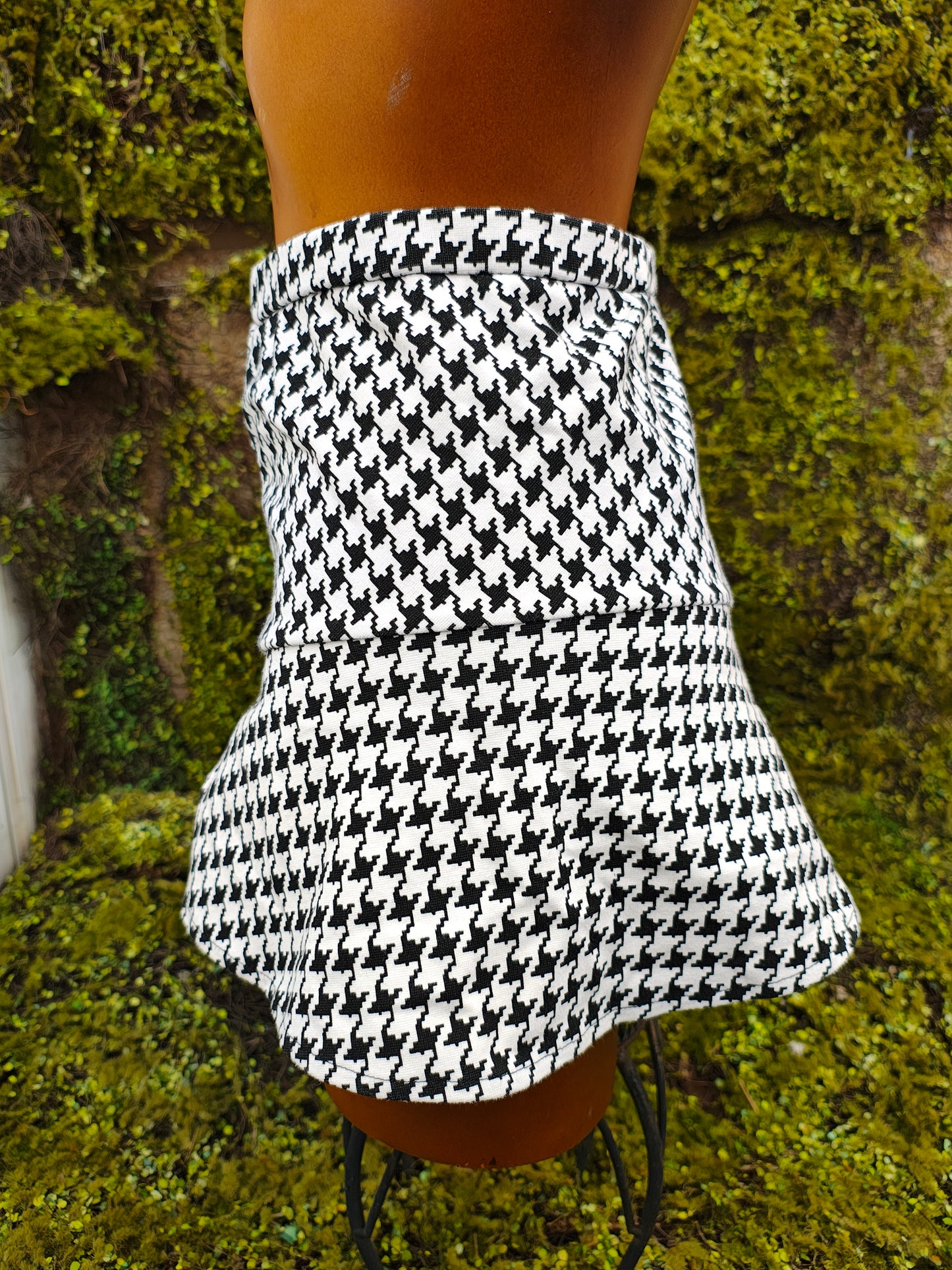 USADO - Short blanco y negro pata de gallo con volante (Talla S)