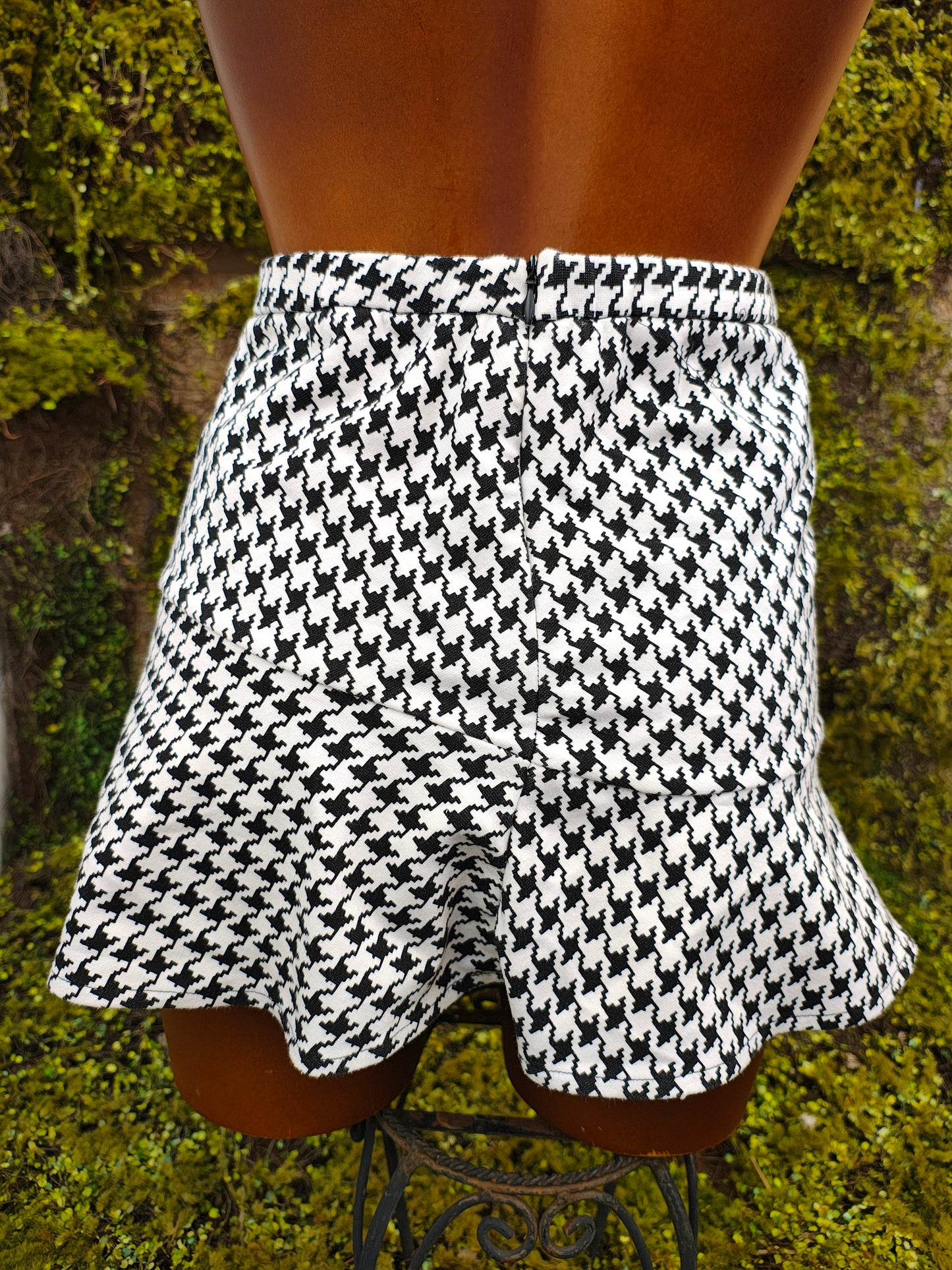 USADO - Short blanco y negro pata de gallo con volante (Talla S)