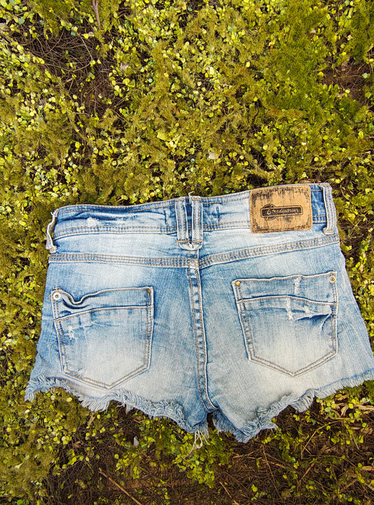 Short en jean usé Stradivarius d'occasion (taille 32 EUR)
