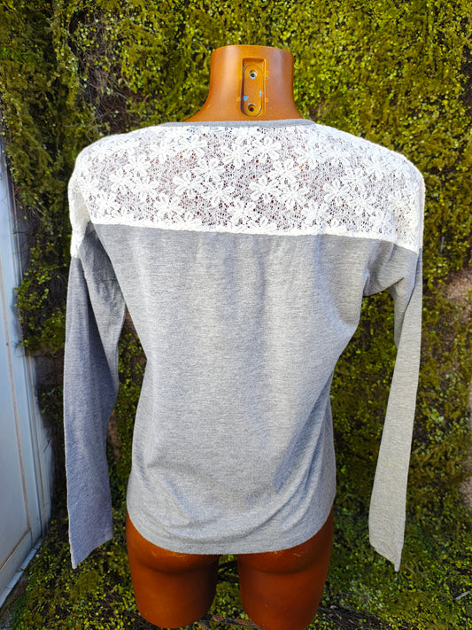 OCCASION - T-shirt gris IKKS We Are Young avec dentelle blanche sur la poitrine (Taille M)