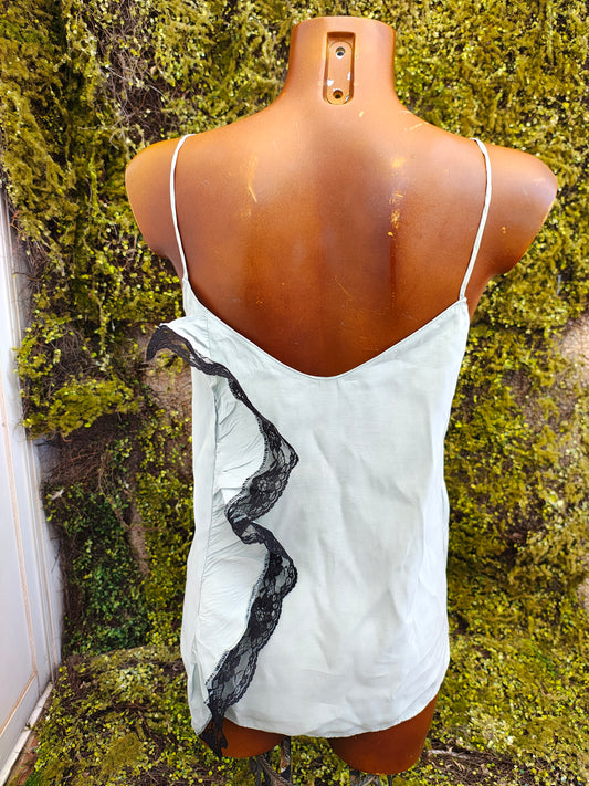 D'OCCASION - Haut asymétrique gris clair à volants en dentelle noire (Taille S)