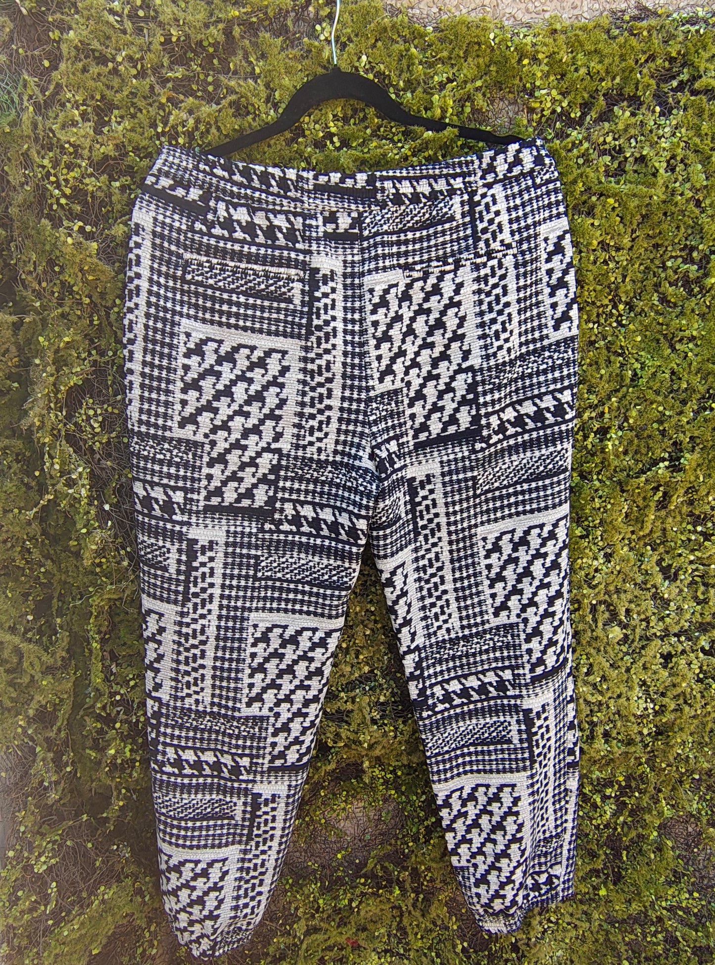 USADO - Pantalón jogger de cuadros blanco y negro Zara Basic (Talla EUR M)