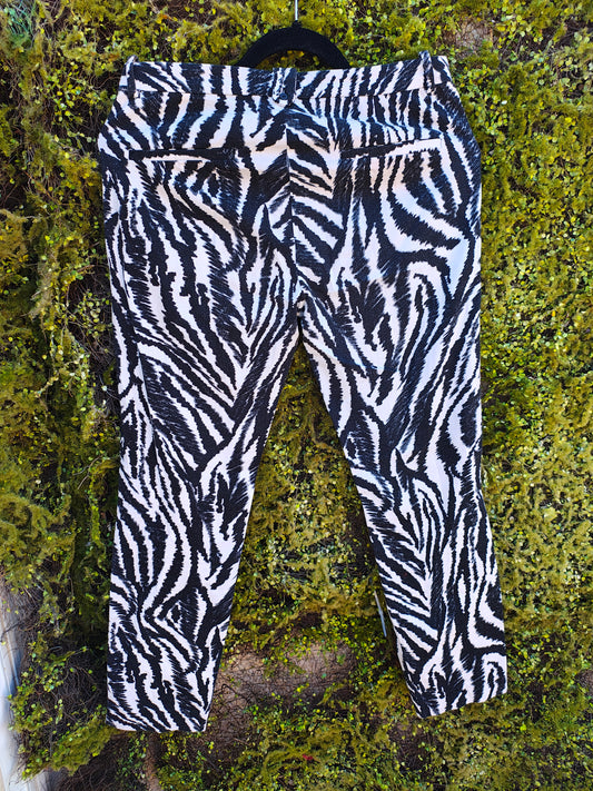 USADO – Pantalones estampado cebra en blanco y negro de ZARA BASIC (Talla EUR 36)