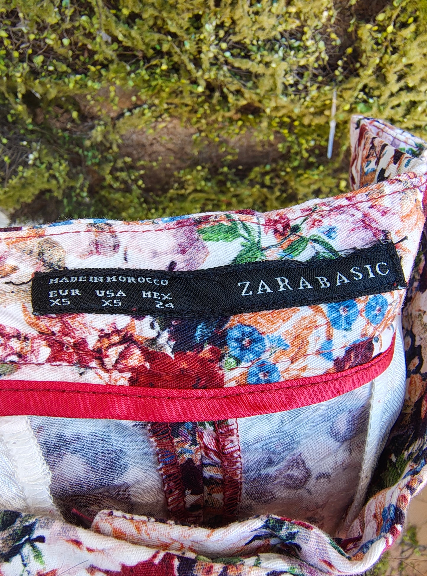 USADO-Pantalones florales ajustados de Zara Basic – Talla XS