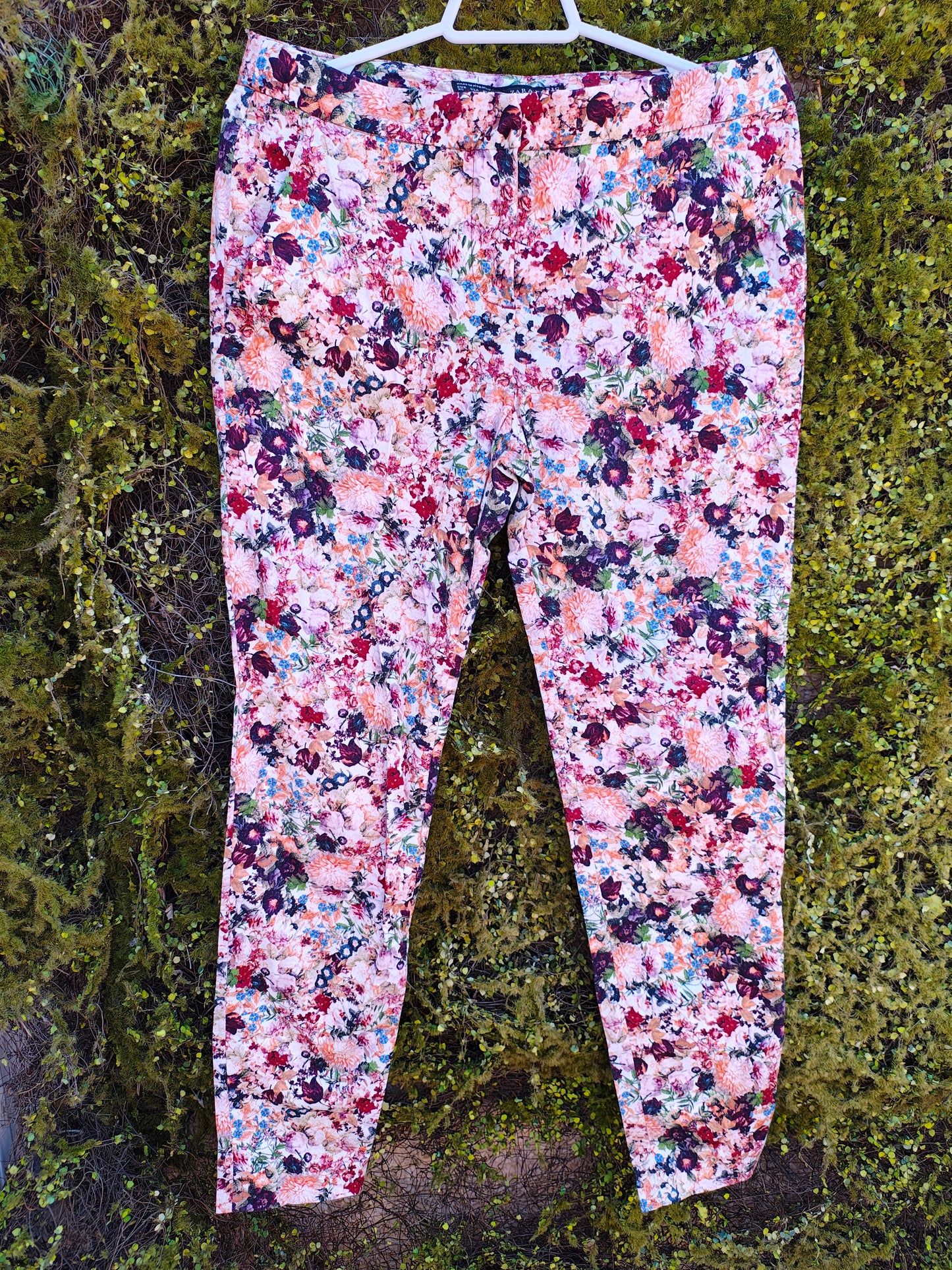 USADO-Pantalones florales ajustados de Zara Basic – Talla XS