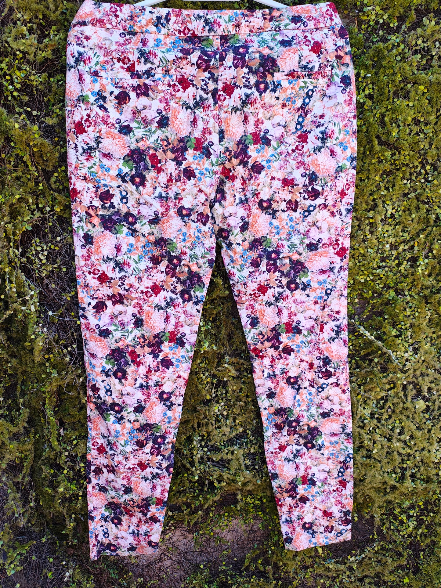 USADO-Pantalones florales ajustados de Zara Basic – Talla XS