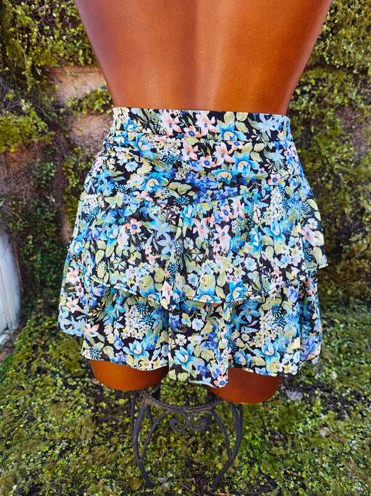 USADO – Falda corta de volantes con estampado floral en tonos azul y verde Stradivarius (Talla EUR XS)