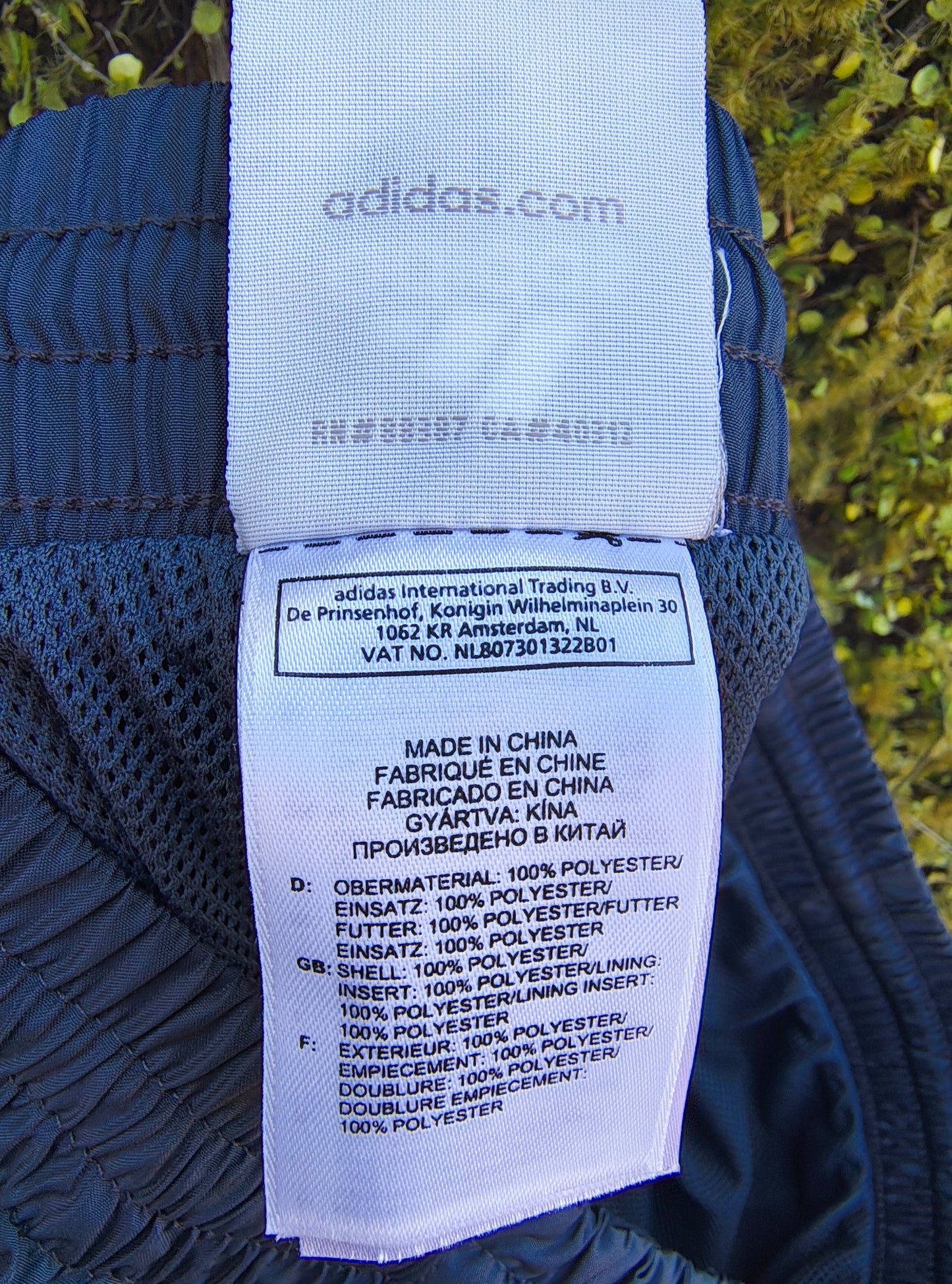 D'OCCASION – Pantalon de survêtement Adidas gris-bleu avec bandes latérales jaunes (Taille M)