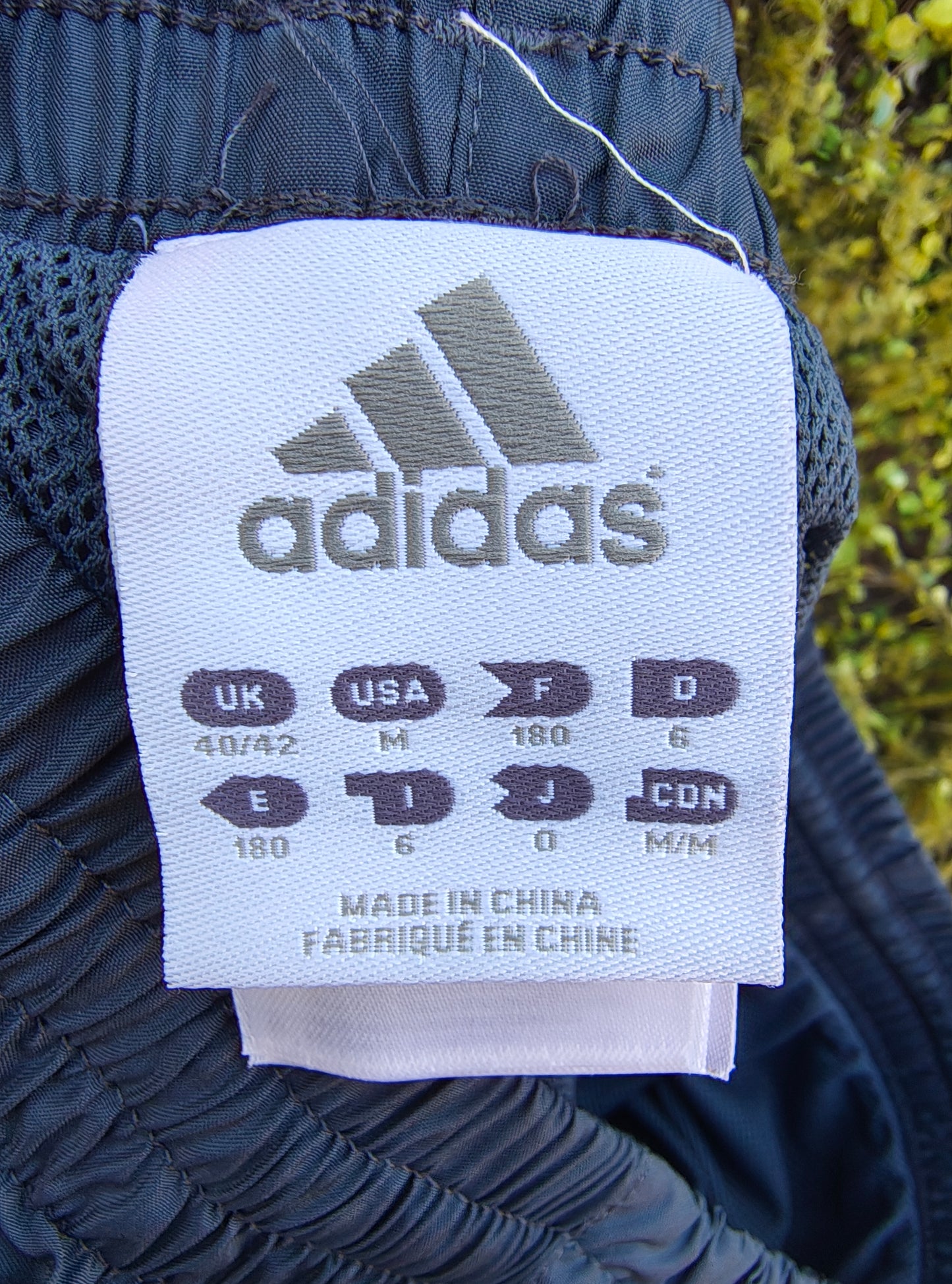 D'OCCASION – Pantalon de survêtement Adidas gris-bleu avec bandes latérales jaunes (Taille M)