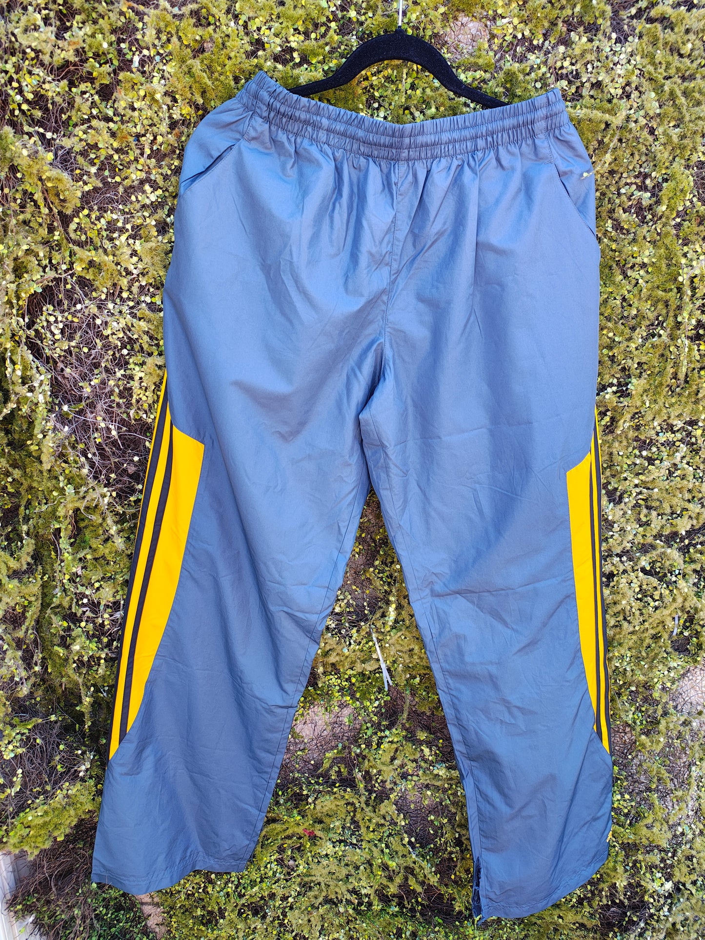 D'OCCASION – Pantalon de survêtement Adidas gris-bleu avec bandes latérales jaunes (Taille M)