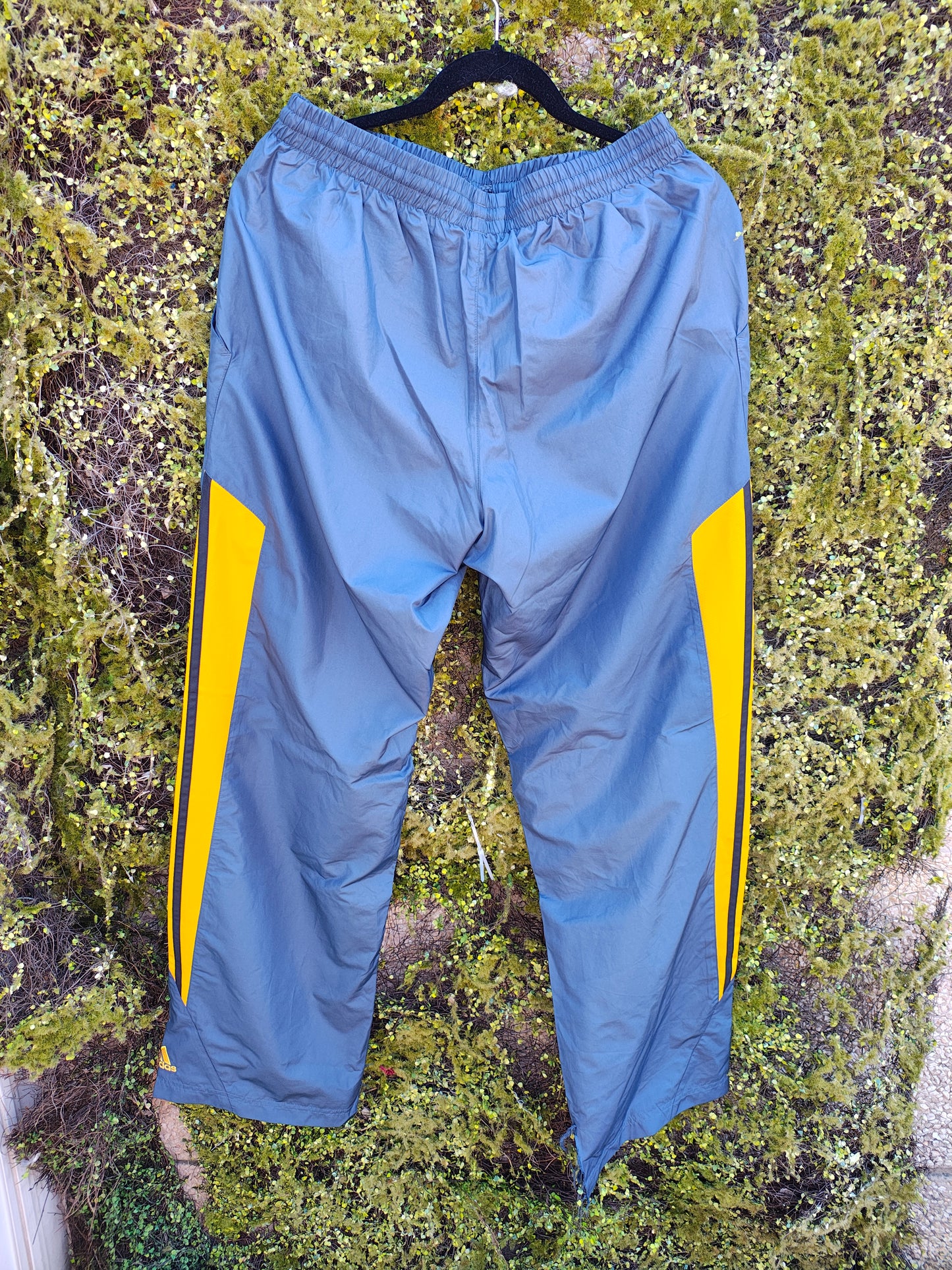 D'OCCASION – Pantalon de survêtement Adidas gris-bleu avec bandes latérales jaunes (Taille M)