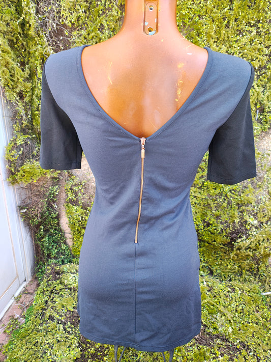 USADO – Vestido tubo negro con cremalleras doradas Bershka Conscience (Talla EUR S / USA S / MEX 26)