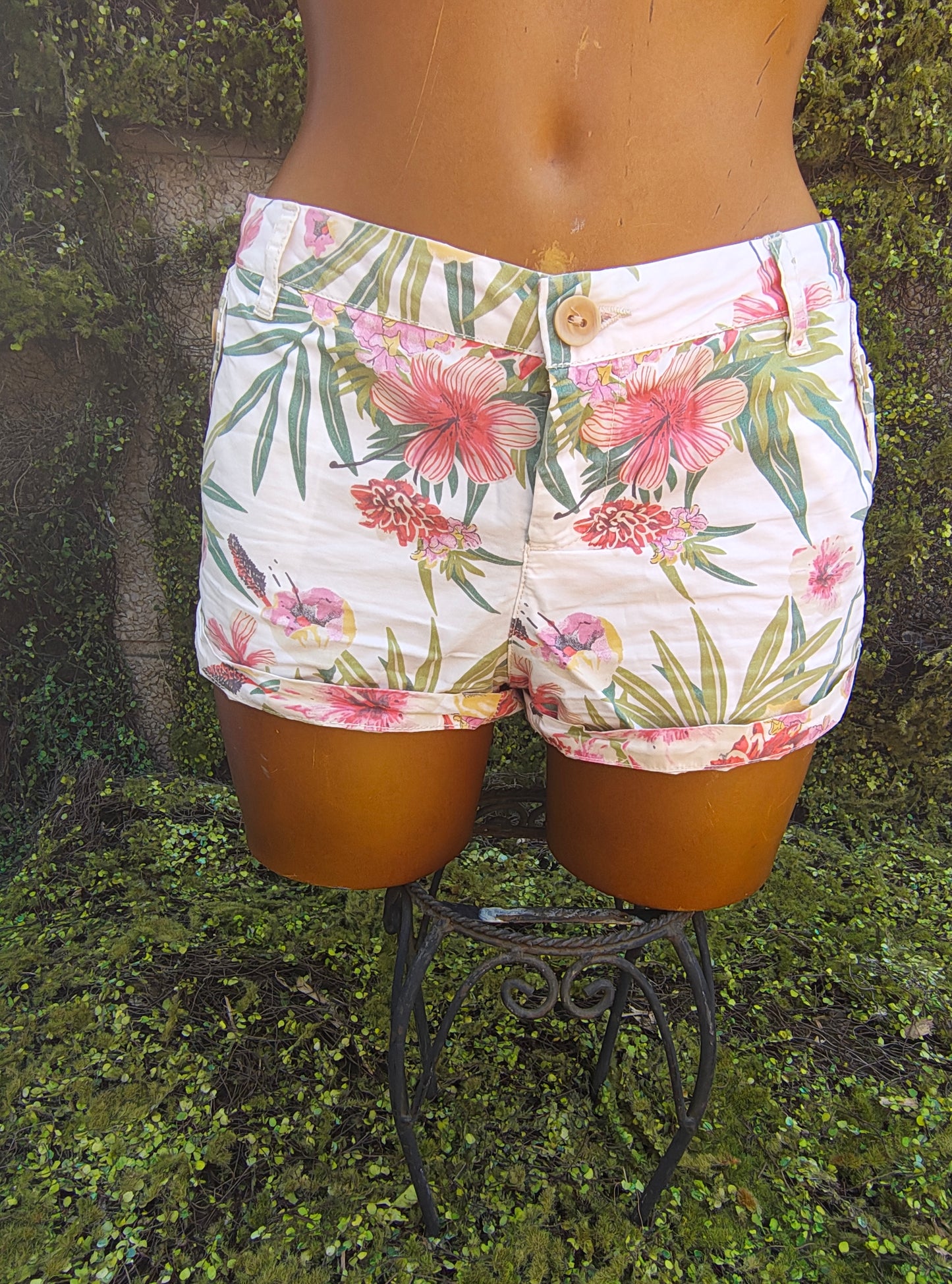 USADO – Shorts blancos estampado floral tropical Bershka BSK (Talla EUR 38 / USA 10 / MEX 28)