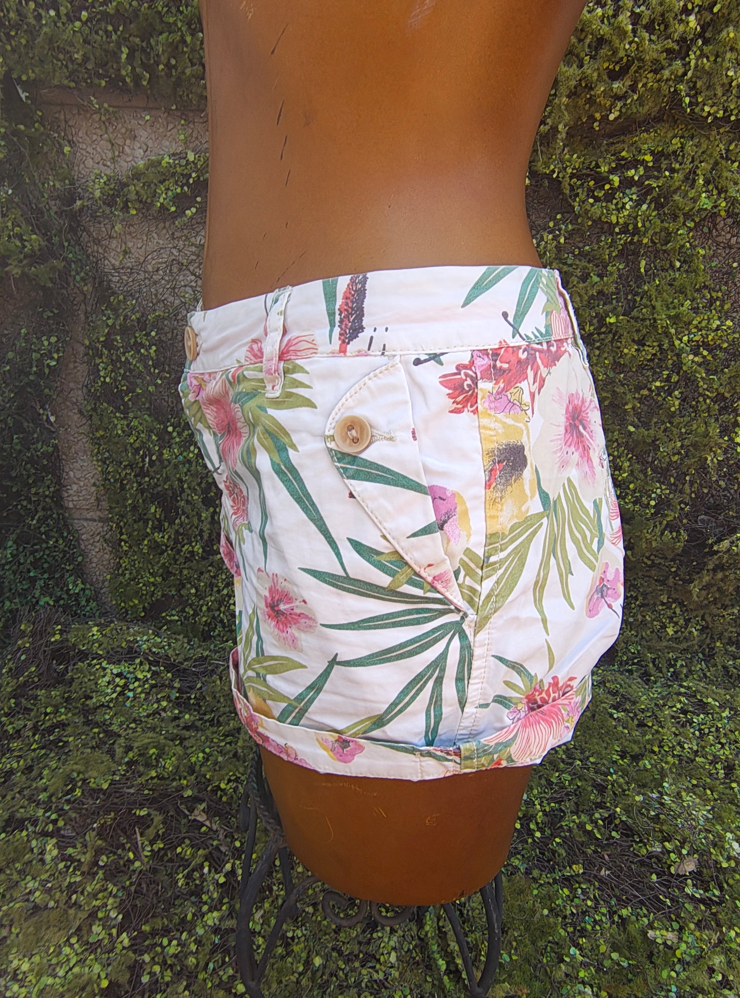 USADO – Shorts blancos estampado floral tropical Bershka BSK (Talla EUR 38 / USA 10 / MEX 28)