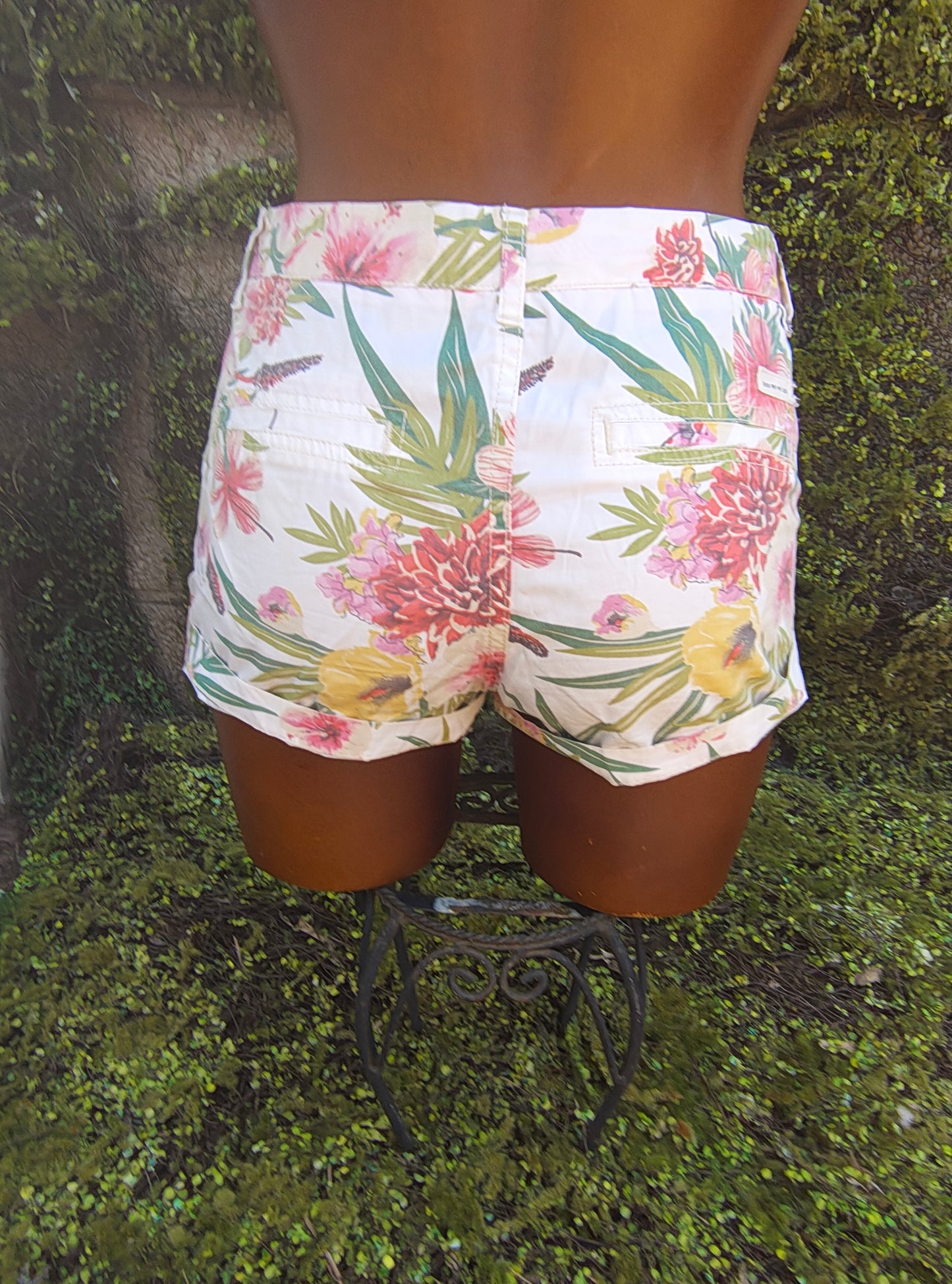 USADO – Shorts blancos estampado floral tropical Bershka BSK (Talla EUR 38 / USA 10 / MEX 28)