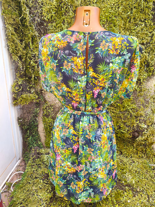 USADO – Vestido floral tropical con cinturón Stradivarius (Talla EUR S)