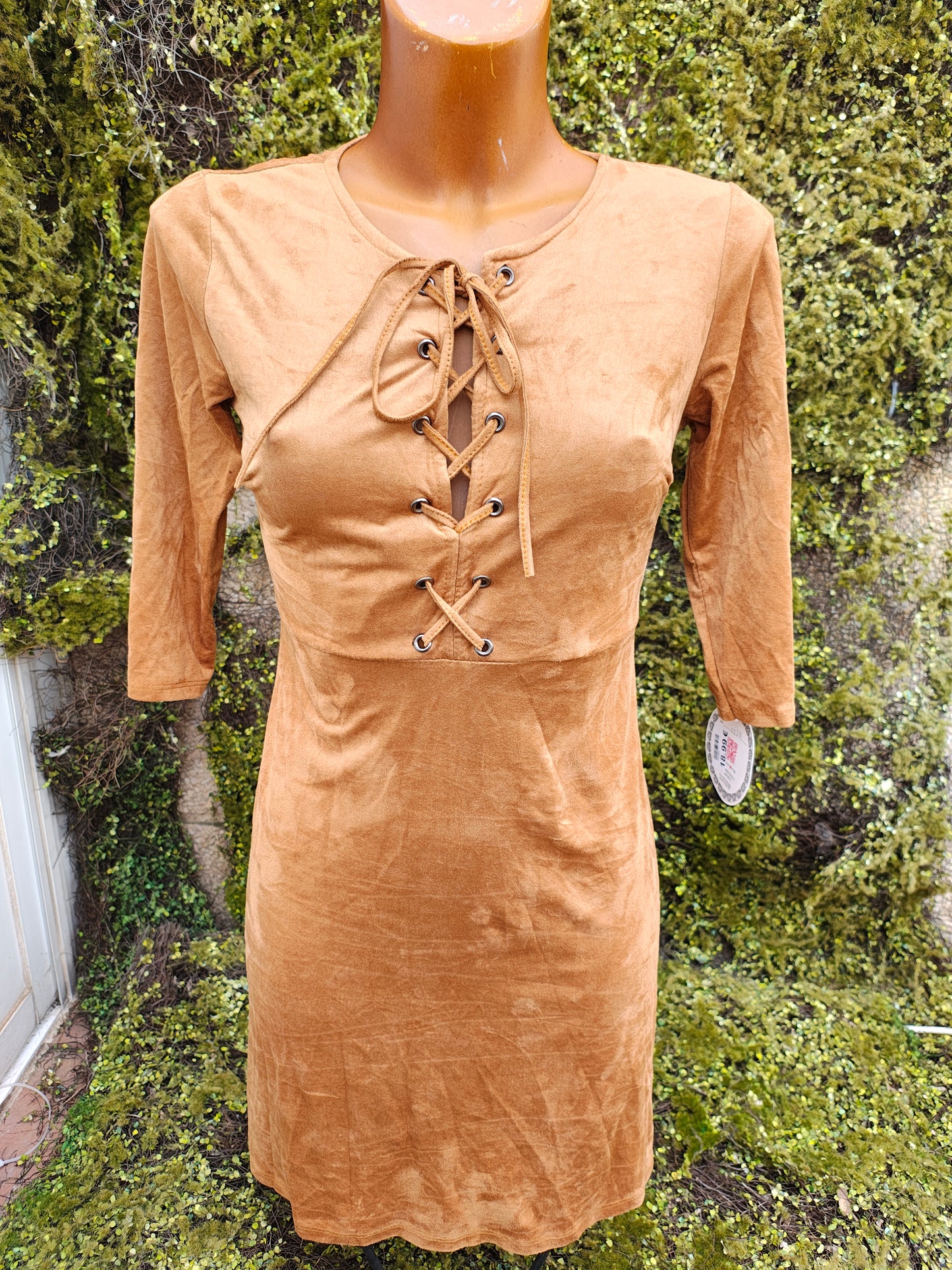NOUVEAU – Robe camel Cherry Barcelona avec décolleté à lacets (Taille S)