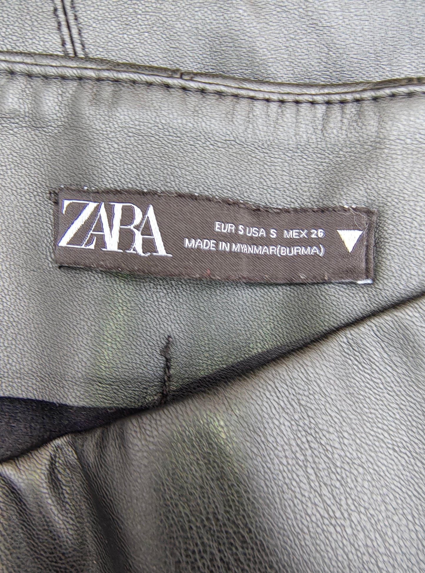 D'OCCASION – Jupe taille haute noire effet cuir ZARA (taille S)