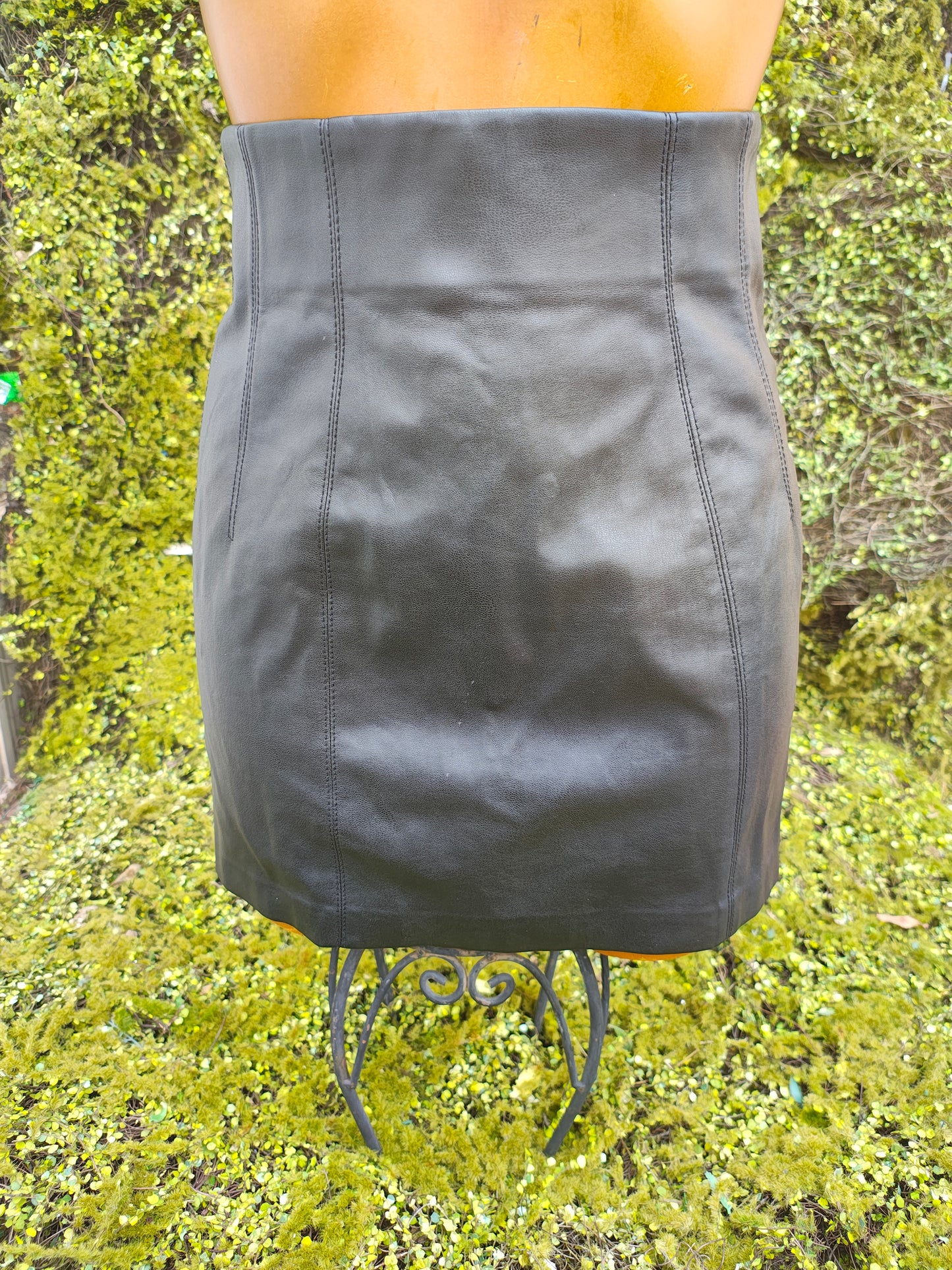 D'OCCASION – Jupe taille haute noire effet cuir ZARA (taille S)