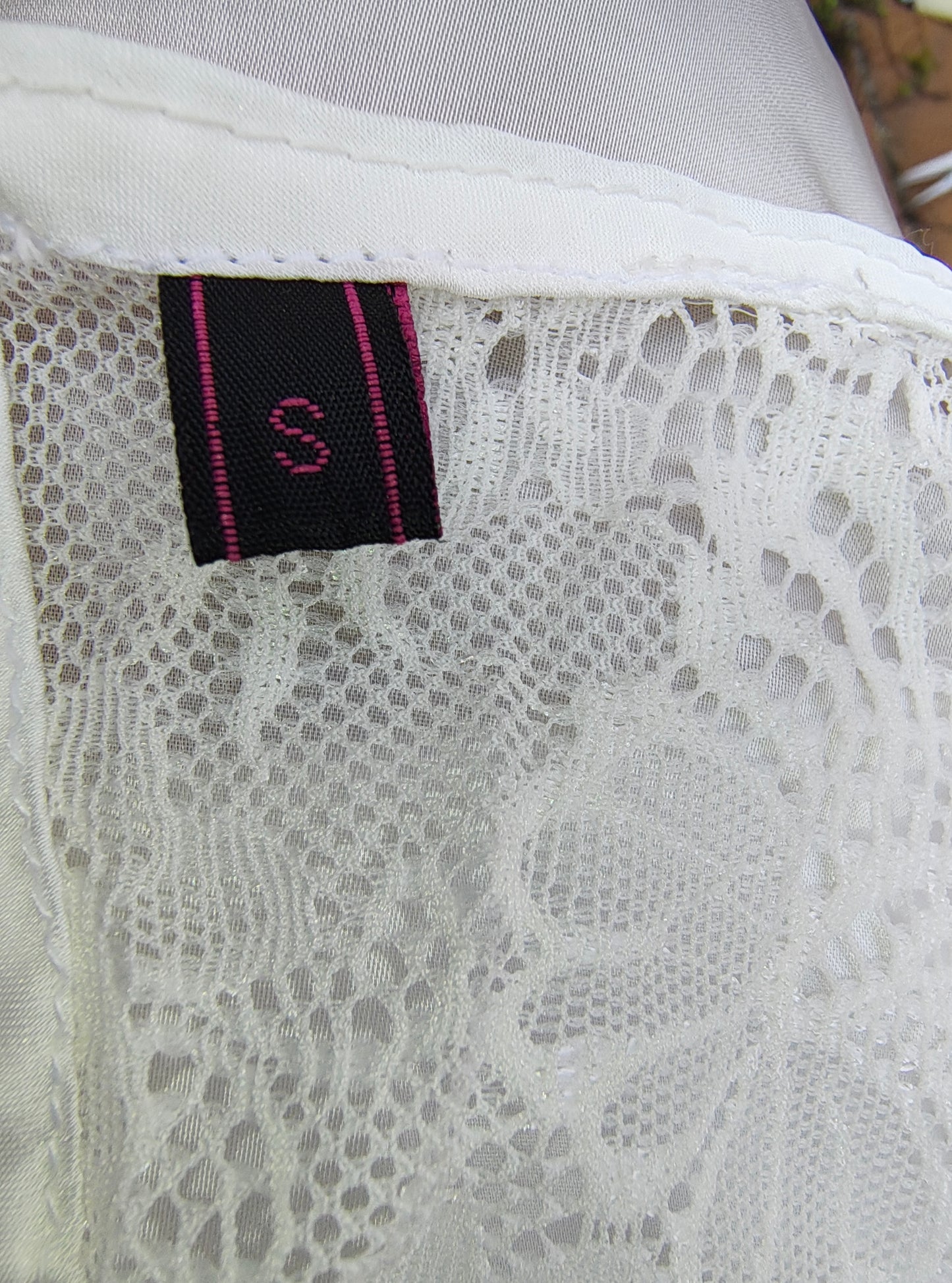 USADO – Top lencero blanco con encaje floral y espalda abotonada (Talla S)